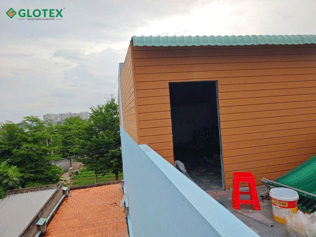 Thanh nhựa ngoài trời ngàm âm dương thi công ốp tường nhà kho
