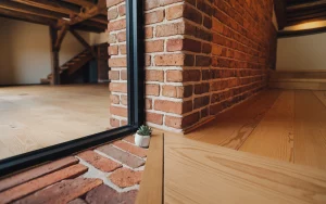 Sàn Gỗ Và Tường Gạch