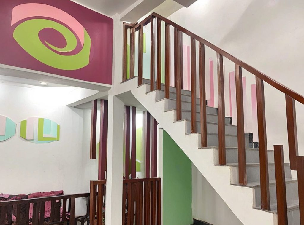 Hộp cột nhựa làm tay vịn cầu thang Hộp cột nhựa làm tay vịn cầu thang