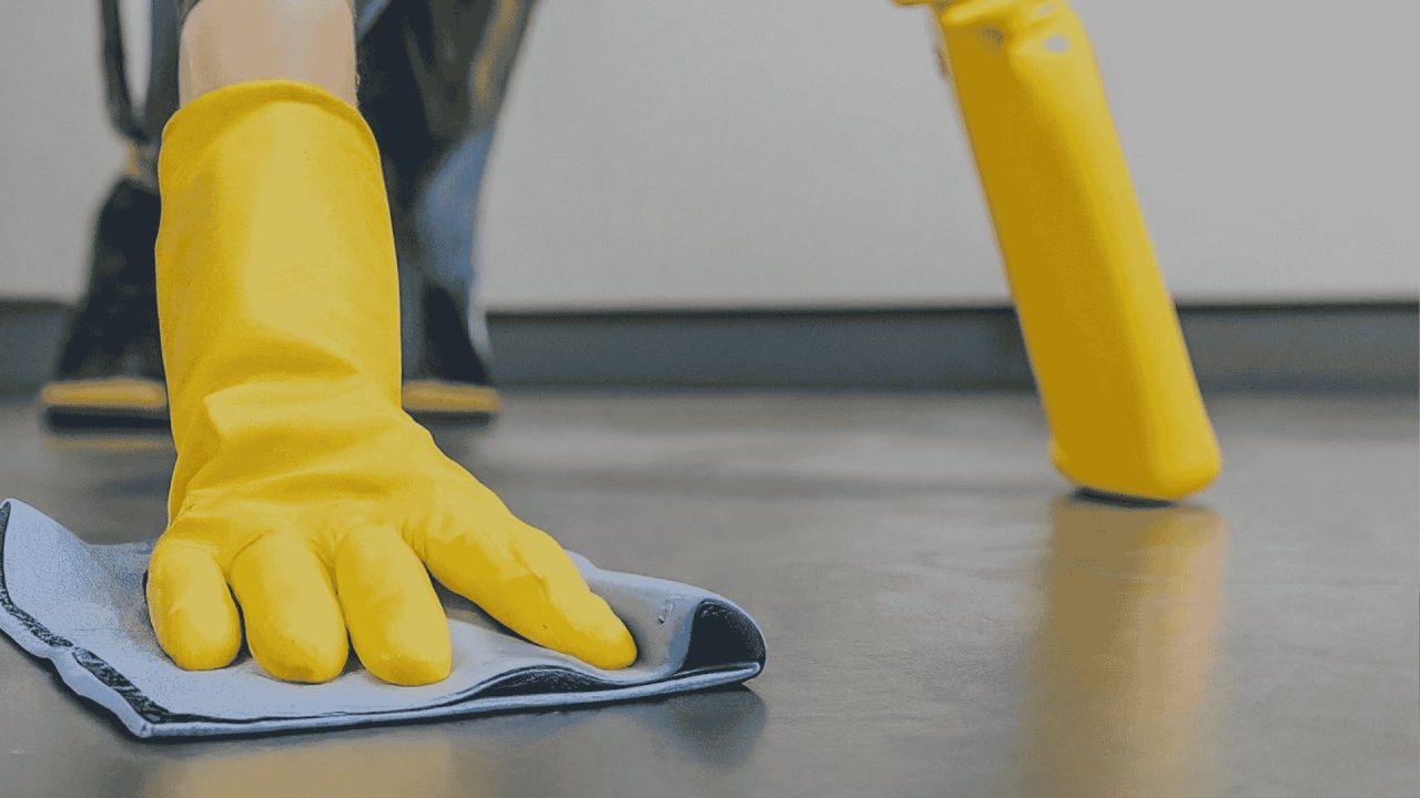 Bảo quản sàn nhà - Dùng khăn ẩm lau sàn nhựa